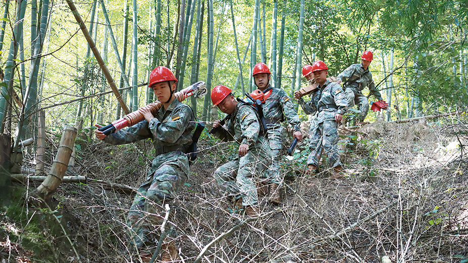 深山巡線兵：守護(hù)長劍“電力動脈”